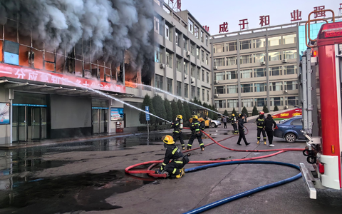 Das verheerende Feuer brach Medienberichten zufolge in den Morgenstunden im zweiten Stock eines fünfstöckigen Gebäudes in der Stadt Lüliang aus. - Foto: XinHua/dpa