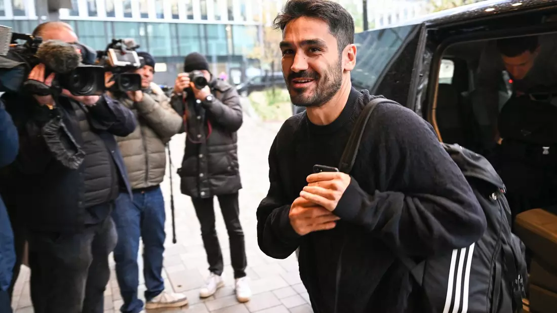 Für Nationalspieler Ilkay Gündogan (r) wird die Partie gegen die Türkei ein besonderes Spiel. - Bild: Arne Dedert/dpa