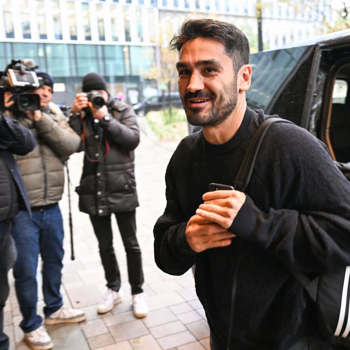 Für Nationalspieler Ilkay Gündogan (r) wird die Partie gegen die Türkei ein besonderes Spiel. - Foto: Arne Dedert/dpa