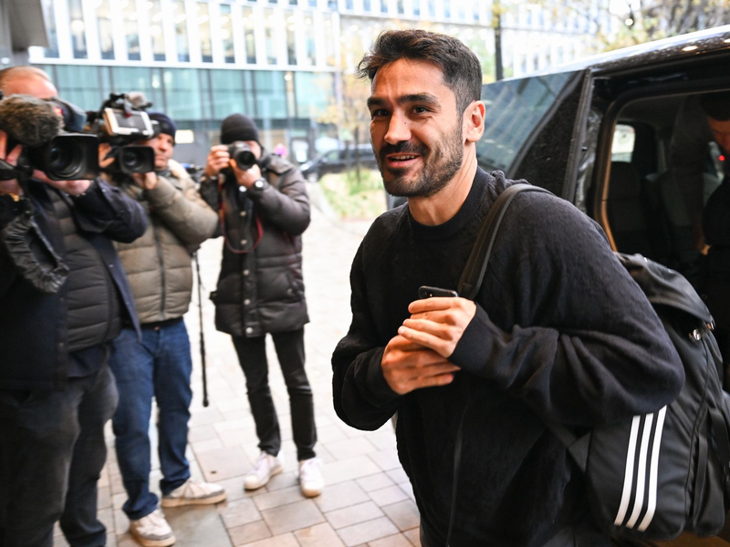 Für Nationalspieler Ilkay Gündogan (r) wird die Partie gegen die Türkei ein besonderes Spiel. - Foto: Arne Dedert/dpa