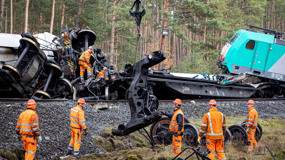 Die Bergungsarbeiten nach der Güterzug-Kollision gestalten sich kompliziert. - Foto: Moritz Frankenberg/dpa