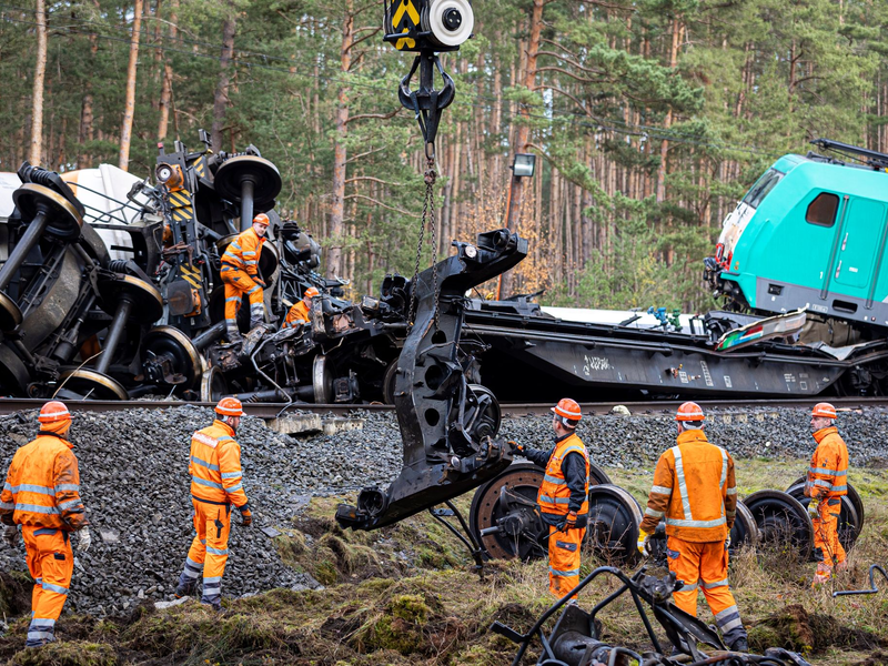 Die Bergungsarbeiten nach der Güterzug-Kollision gestalten sich kompliziert. - Foto: Moritz Frankenberg/dpa