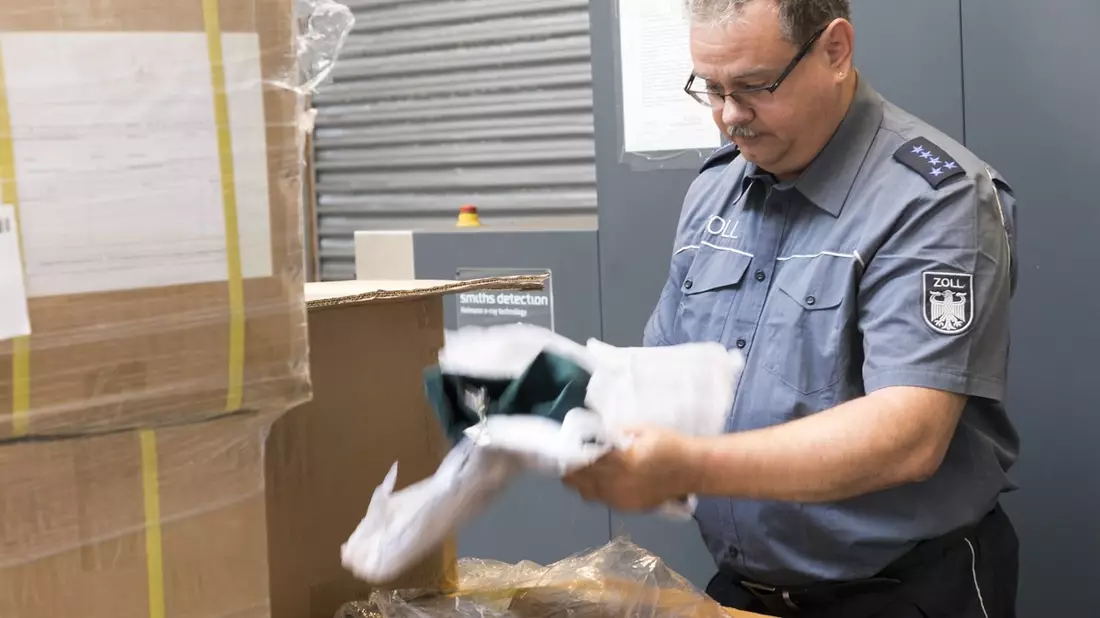 HZA-DA: Besonders zur Weihnachtszeit: Wie das Paket schnell und sicher durch den Zoll kommt Neue IT-Anwendung erleichtert die Zollabfertigung von Paketsendungen - Bild: presseportal.de