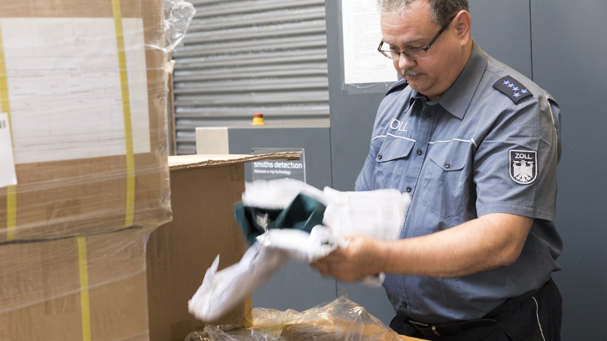 HZA-DA: Besonders zur Weihnachtszeit: Wie das Paket schnell und sicher durch den Zoll kommt Neue IT-Anwendung erleichtert die Zollabfertigung von Paketsendungen - Foto: presseportal.de