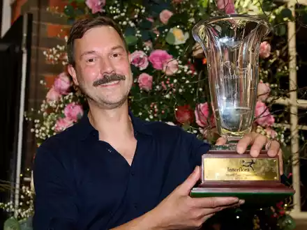 Nicolaus Peters, Weltmeister der Floristen, über Trends in der Winterfloristik / Farbexplosion statt Ton in Ton: trendy Winterfloristik ist knallig bunt - Foto: presseportal.de