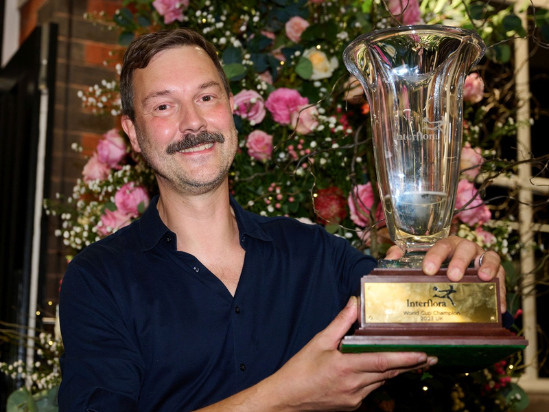 Nicolaus Peters, Weltmeister der Floristen, über Trends in der Winterfloristik / Farbexplosion statt Ton in Ton: trendy Winterfloristik ist knallig bunt - Foto: presseportal.de