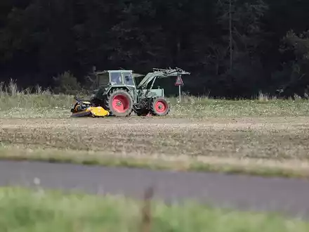 Bauer auf Traktor (Archiv) - Foto: über dts Nachrichtenagentur