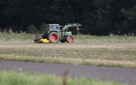 Bauer auf Traktor (Archiv) - Foto: über dts Nachrichtenagentur