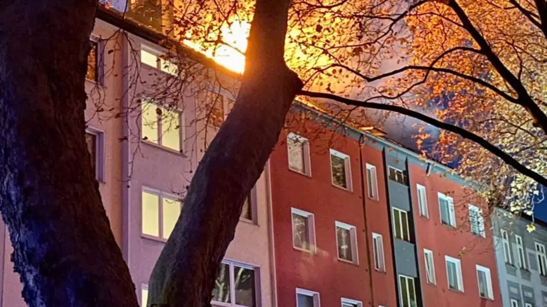 FW-DO: Feuer in Dortmunder Nordstadt - Flammen schlugen aus dem Dach - Bild: presseportal.de