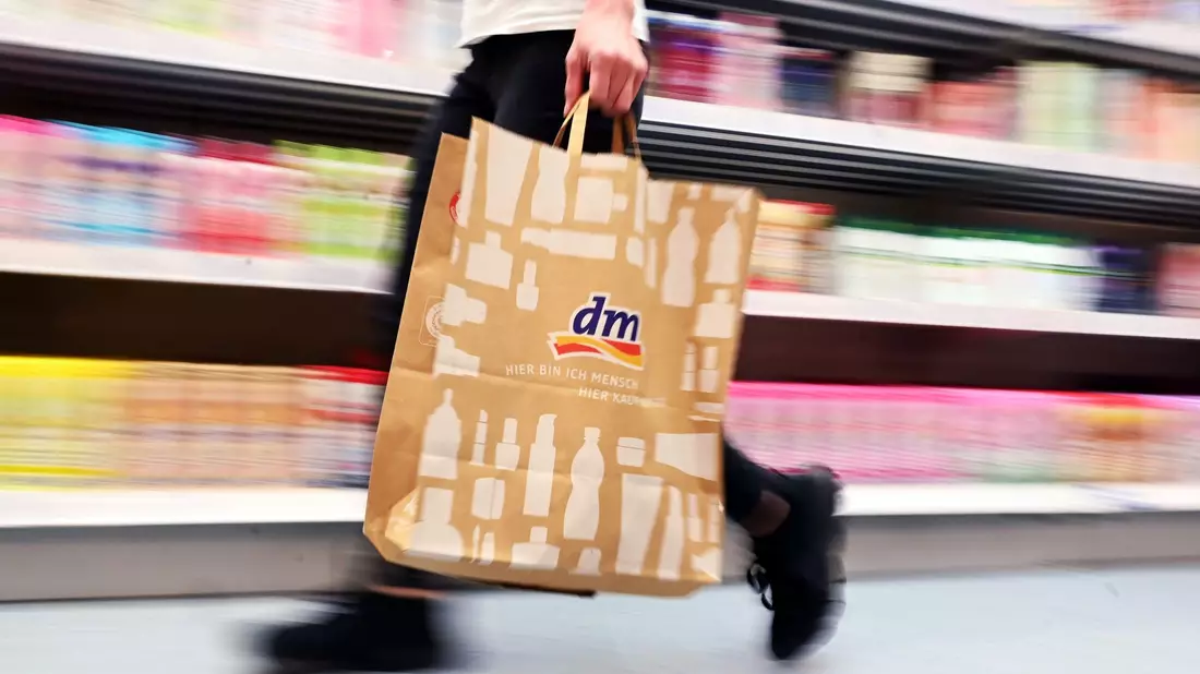 Die Drogeriemarktkette dm legt neue Umsatzzahlen vor. - Bild: Uli Deck/dpa