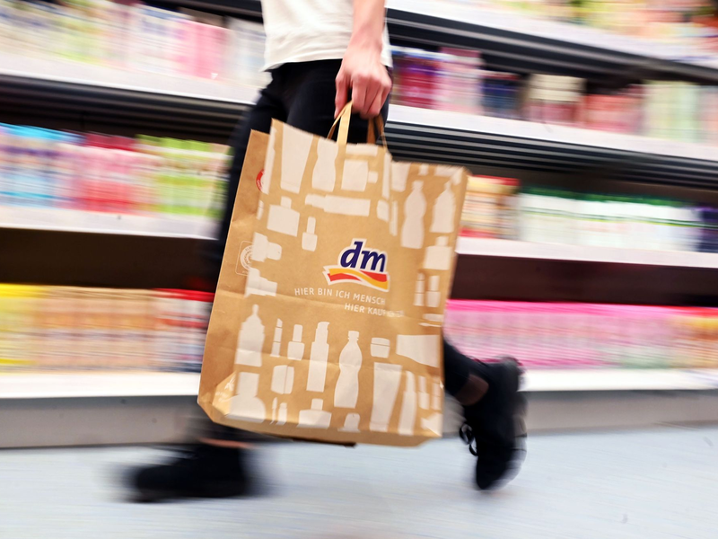 Die Drogeriemarktkette dm legt neue Umsatzzahlen vor. - Foto: Uli Deck/dpa