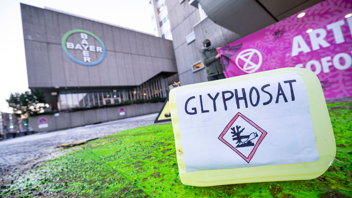 Ein Plastikcontainer mit der Aufschrift «Glyphosat» steht bei einer Protestaktion vor dem Eingang des Chemiekonzerns Bayer. Das Mittel bleibt zugelassen. - Foto: Fabian Sommer/dpa