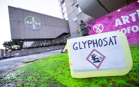 Ein Plastikcontainer mit der Aufschrift «Glyphosat» steht bei einer Protestaktion vor dem Eingang des Chemiekonzerns Bayer. Das Mittel bleibt zugelassen. - Foto: Fabian Sommer/dpa