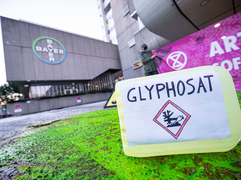 Ein Plastikcontainer mit der Aufschrift «Glyphosat» steht bei einer Protestaktion vor dem Eingang des Chemiekonzerns Bayer. Das Mittel bleibt zugelassen. - Foto: Fabian Sommer/dpa