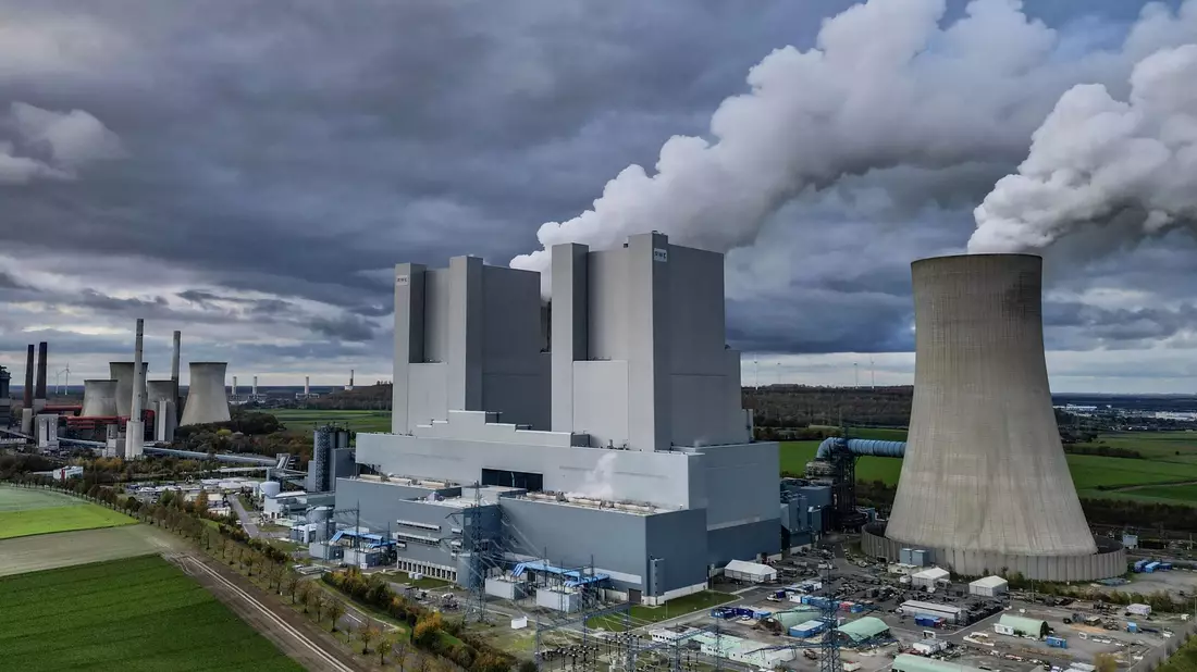 Dampf steigt aus dem Braunkohlekraftwerk Neurath II von RWE. - Bild: Oliver Berg/dpa