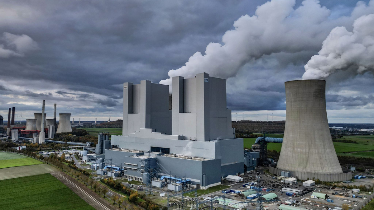 Dampf steigt aus dem Braunkohlekraftwerk Neurath II von RWE. - Foto: Oliver Berg/dpa