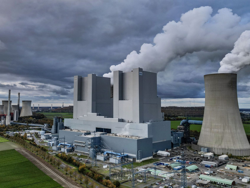 Dampf steigt aus dem Braunkohlekraftwerk Neurath II von RWE. - Foto: Oliver Berg/dpa