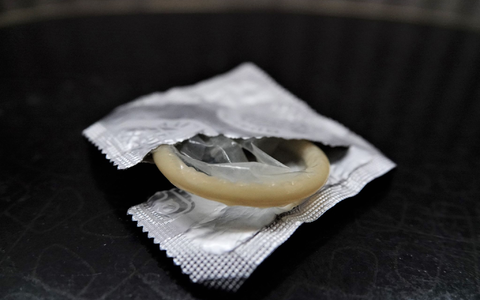 Immer mehr Menschen in Deutschland verhüten lieber mit Kondom als mit Pille. - Foto: Ann-Marie Utz/dpa