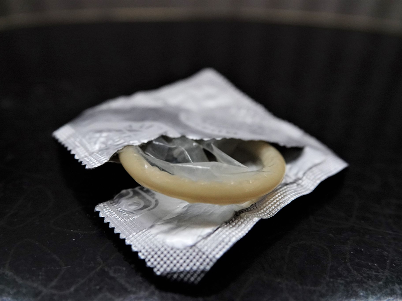 Immer mehr Menschen in Deutschland verhüten lieber mit Kondom als mit Pille. - Foto: Ann-Marie Utz/dpa