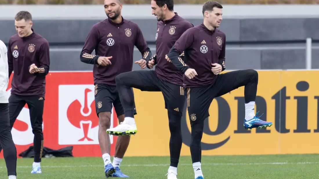 Mats Hummels (2.v.r) ist vor dem Türkei-Länderspiel zurück im Mannschaftstraining. - Bild: Jürgen Kessler/dpa