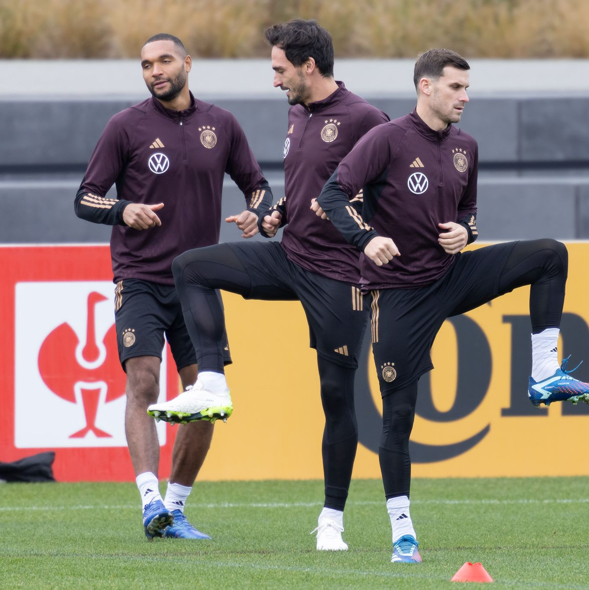 Mats Hummels (2.v.r) ist vor dem Türkei-Länderspiel zurück im Mannschaftstraining. - Foto: Jürgen Kessler/dpa