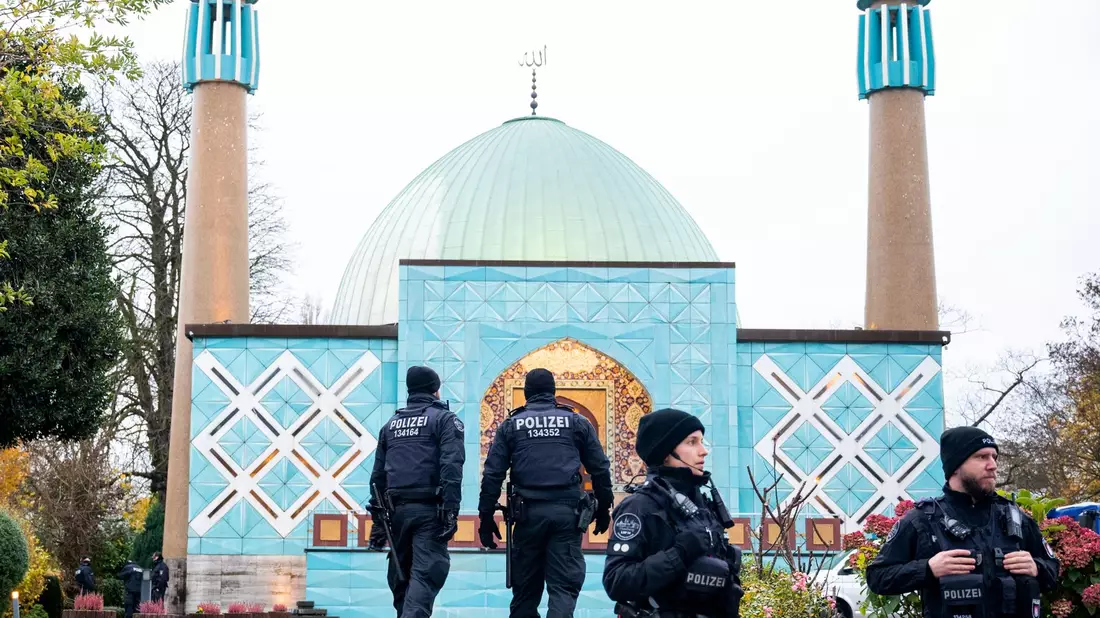 Eine Razzia beim islamischen Zentrum Hamburg vor der Imam Ali Moschee (Blaue Moschee) an der Außenalster. - Bild: Daniel Bockwoldt/dpa