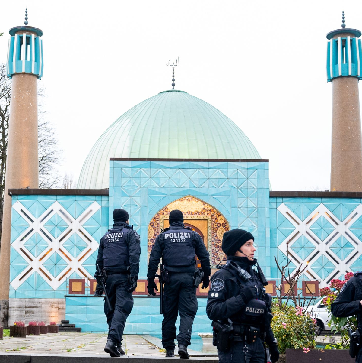 Eine Razzia beim islamischen Zentrum Hamburg vor der Imam Ali Moschee (Blaue Moschee) an der Außenalster. - Foto: Daniel Bockwoldt/dpa
