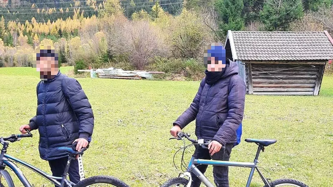 Bundespolizeidirektion München: Migranten wollen mit Fahrrädern von Innsbruck nach Berlin / Bundespolizei stoppt marokkanische Radfahrer bei Grenzkontrollen nahe Mittenwald - Bild: presseportal.de