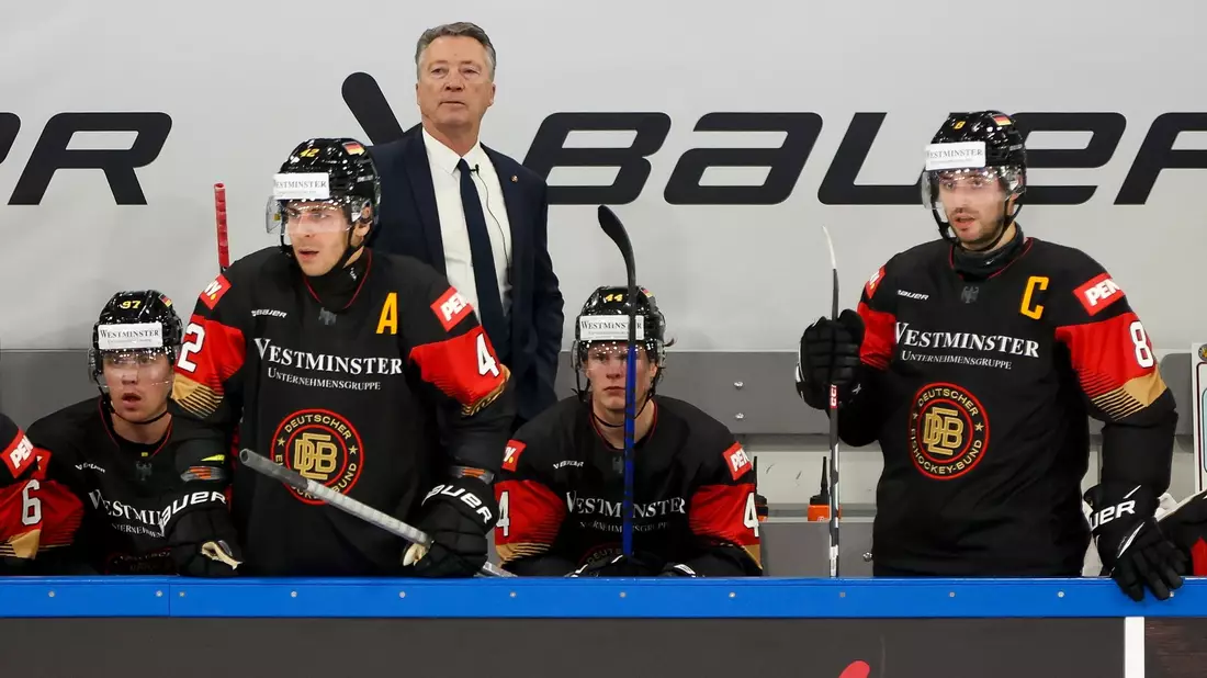 Einige Nationalspieler trugen bereits beim Deutschland Cup einen Halsschutz. - Bild: Christian Kolbert/dpa
