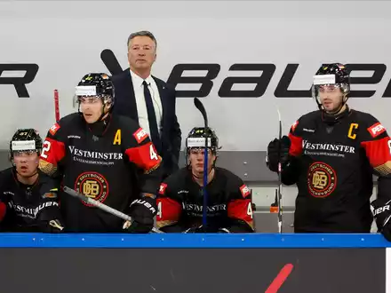 Einige Nationalspieler trugen bereits beim Deutschland Cup einen Halsschutz. - Foto: Christian Kolbert/dpa