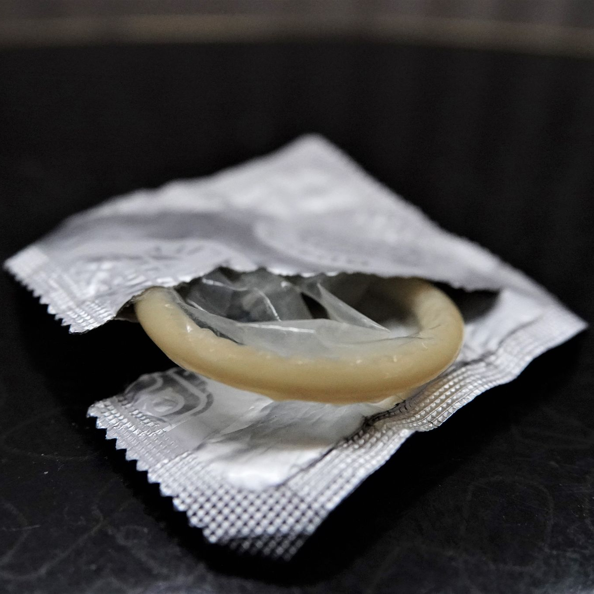 Mit Kondomen können die Übertragung von Geschlechtskrankheiten sowie ungewollte Schwangerschaften verhindert werden. (Symbolbild) - Foto: Ann-Marie Utz/dpa