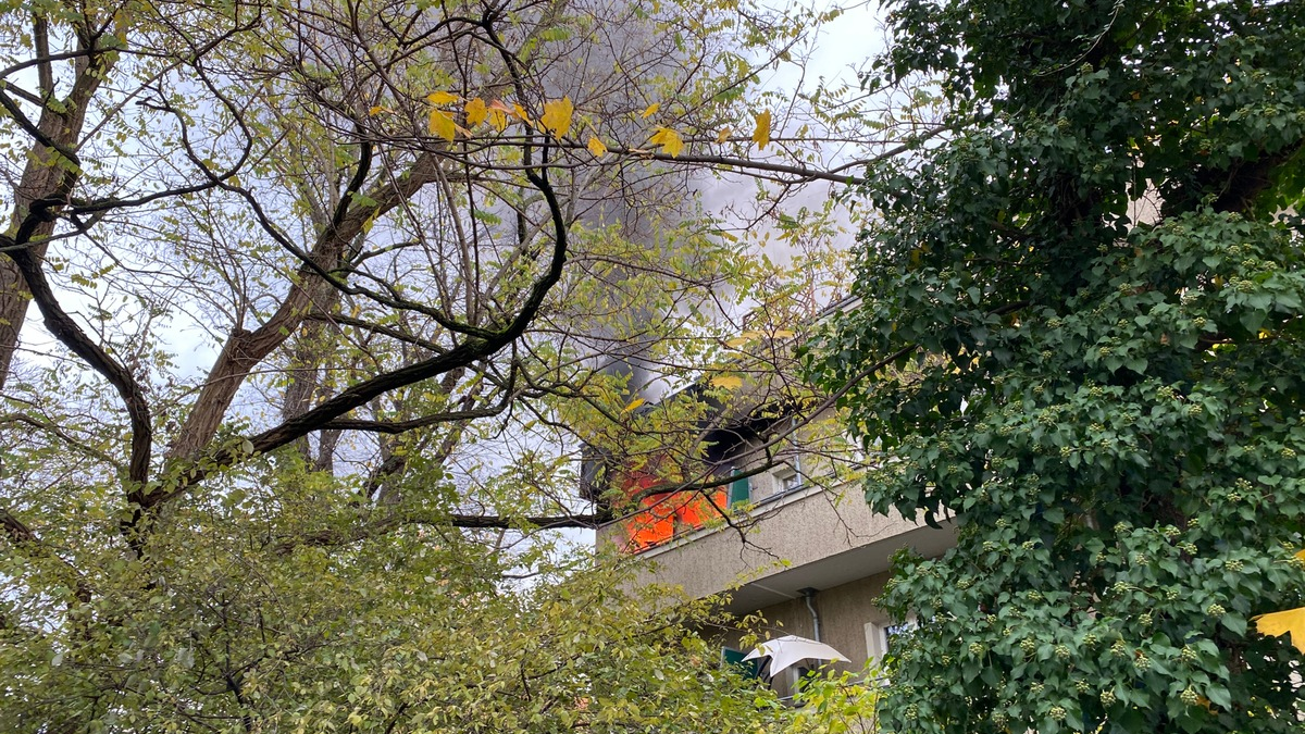 FW Dresden: Wohnung steht in Vollbrand, Feuerwehr rettet Personen - Foto: presseportal.de