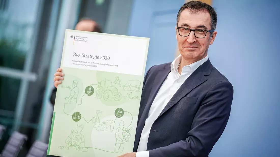Cem  Özdemir (Bündnis 90/Die Grünen), Bundesminister für Ernährung und Landwirtschaft, stellt in der Bundespressekonferenz die Bio-Strategie 2030 vor. - Bild: Kay Nietfeld/dpa