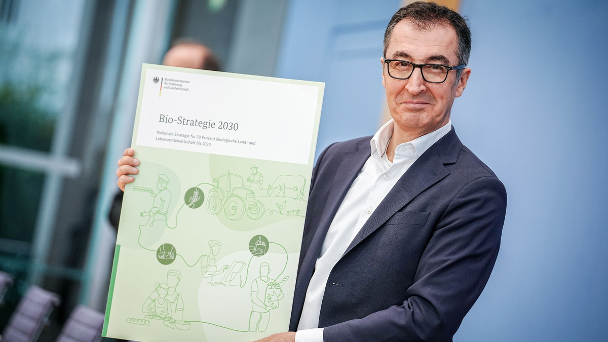 Cem  Özdemir (Bündnis 90/Die Grünen), Bundesminister für Ernährung und Landwirtschaft, stellt in der Bundespressekonferenz die Bio-Strategie 2030 vor. - Foto: Kay Nietfeld/dpa