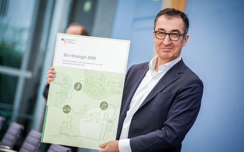 Cem  Özdemir (Bündnis 90/Die Grünen), Bundesminister für Ernährung und Landwirtschaft, stellt in der Bundespressekonferenz die Bio-Strategie 2030 vor. - Foto: Kay Nietfeld/dpa