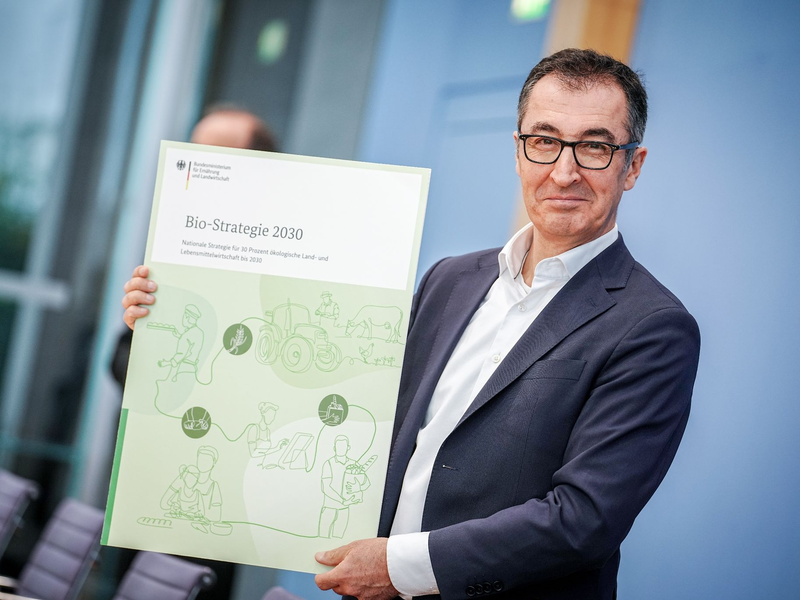 Cem  Özdemir (Bündnis 90/Die Grünen), Bundesminister für Ernährung und Landwirtschaft, stellt in der Bundespressekonferenz die Bio-Strategie 2030 vor. - Foto: Kay Nietfeld/dpa