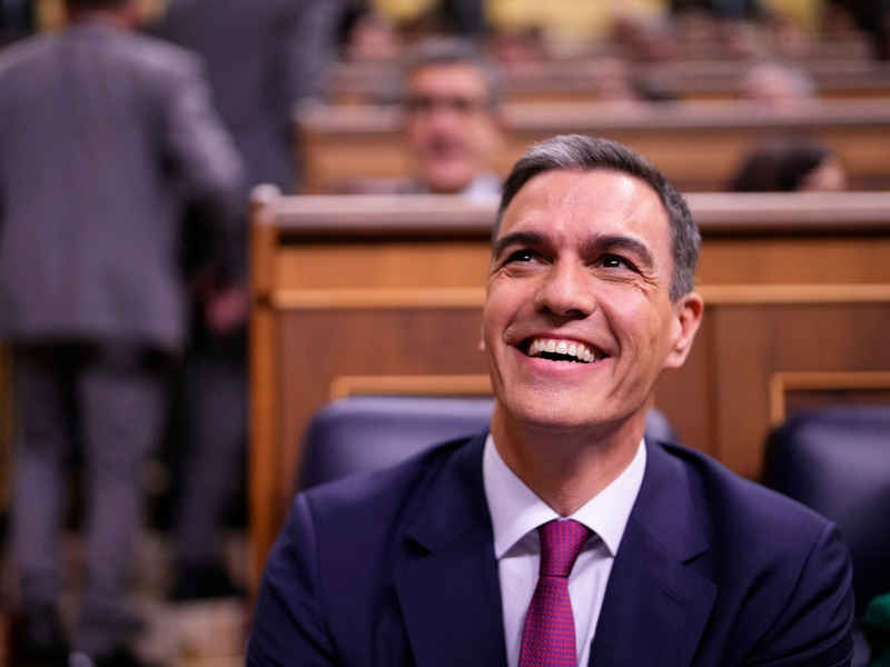 Pedro Sanchez, Ministerpräsident von Spanien, während der Amtseinführungsdebatte im spanischen Parlament. - Foto: Manu Fernandez/AP/dpa