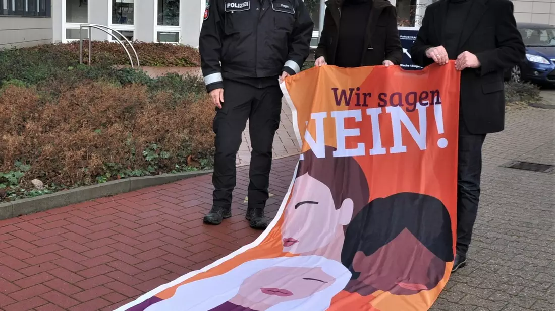 POL-LG: Wie schützen sich Frauen? -> Termine im Zusammenhang mit dem intern. Tag zur Beseitigung von Gewalt an Mädchen und Frauen -> Vorträge am 26., 28. und 30.11.23 der Polizei in Lüneburg ++ - Bild: presseportal.de