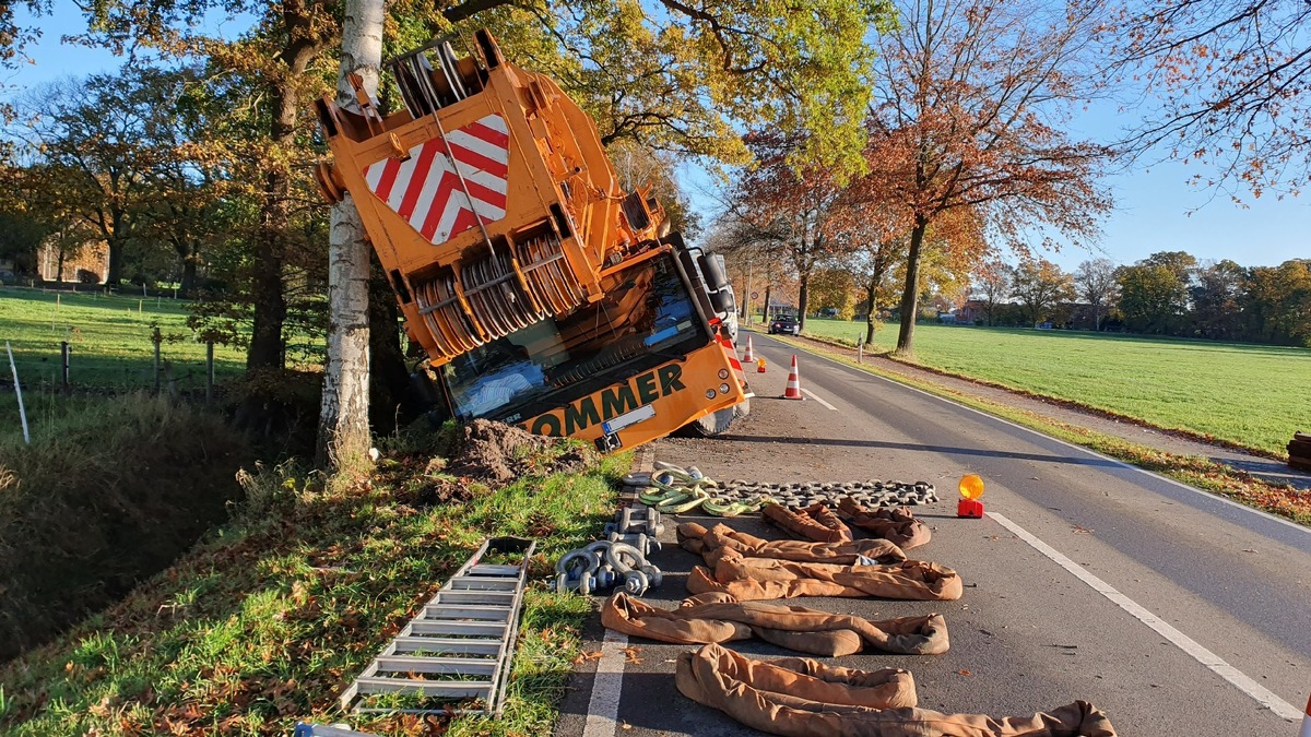 POL-VER: +Kran in Graben gerutsch+ - Foto: presseportal.de