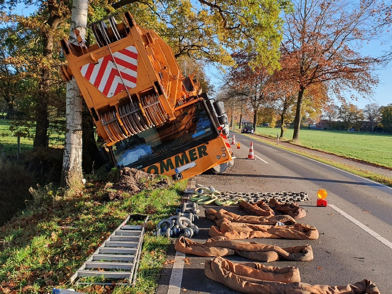 POL-VER: +Kran in Graben gerutsch+ - Foto: presseportal.de