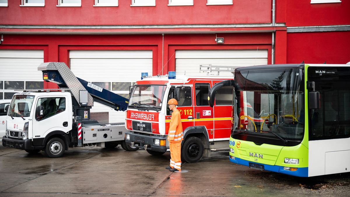 Bundeskanzler Olaf Scholz (SPD, r), steht hinter Thomas Schmidt (SPD), Bürgermeister von Teltow. Die Stadt Teltow überreicht im Beisein von Bundeskanzler Scholz Fahrzeuge an die ukrainische Partnerstadt Khotyn. - Foto: Hannes P. Albert/dpa