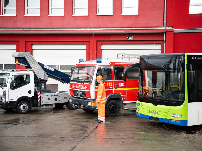 Bundeskanzler Olaf Scholz (SPD, r), steht hinter Thomas Schmidt (SPD), Bürgermeister von Teltow. Die Stadt Teltow überreicht im Beisein von Bundeskanzler Scholz Fahrzeuge an die ukrainische Partnerstadt Khotyn. - Foto: Hannes P. Albert/dpa
