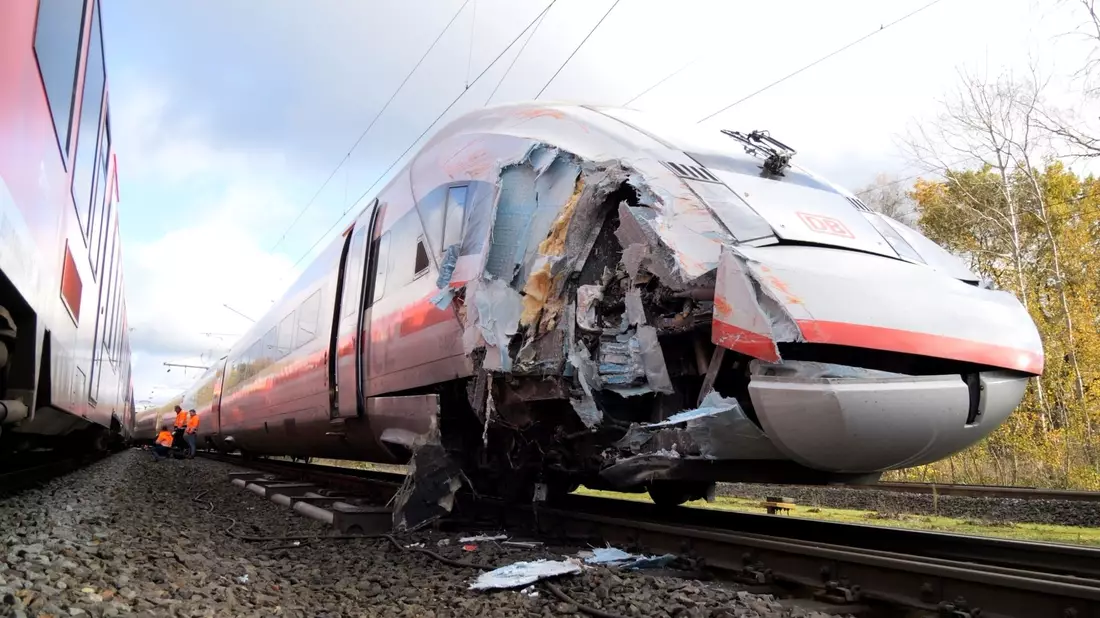 Stark beschädigt stehen ein ICE und eine Regionalbahn auf der Strecke zwischen Hamburg und Bremen. - Bild: Jörn Hüneke/TNN/dpa