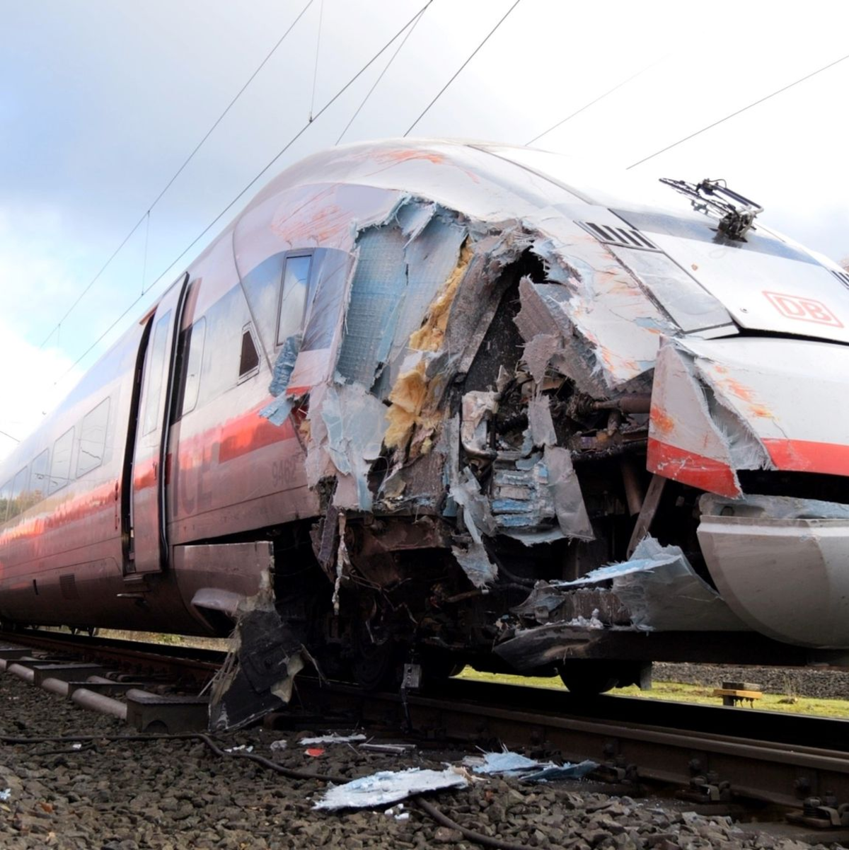 Stark beschädigt stehen ein ICE und eine Regionalbahn auf der Strecke zwischen Hamburg und Bremen. - Foto: Jörn Hüneke/TNN/dpa