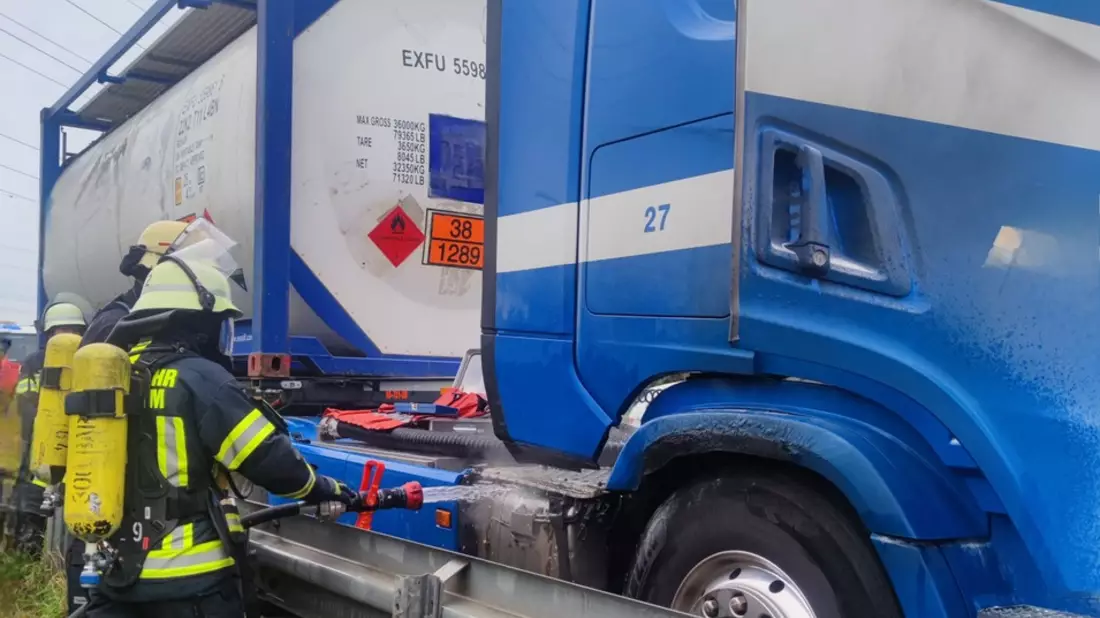 FW Bergheim: Brand auf Autobahn 61 - Rettungswagenbesatzung bemerkt Feuer an Gefahrgut-LKW - Bild: presseportal.de