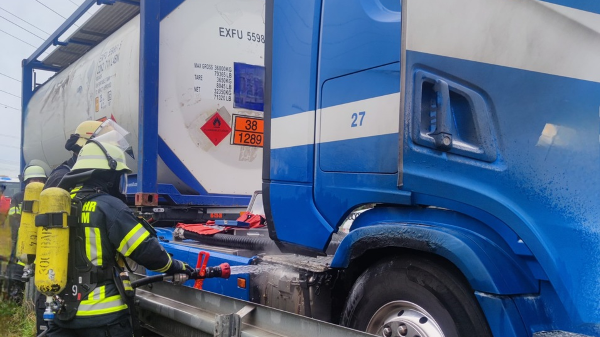 FW Bergheim: Brand auf Autobahn 61 - Rettungswagenbesatzung bemerkt Feuer an Gefahrgut-LKW - Foto: presseportal.de