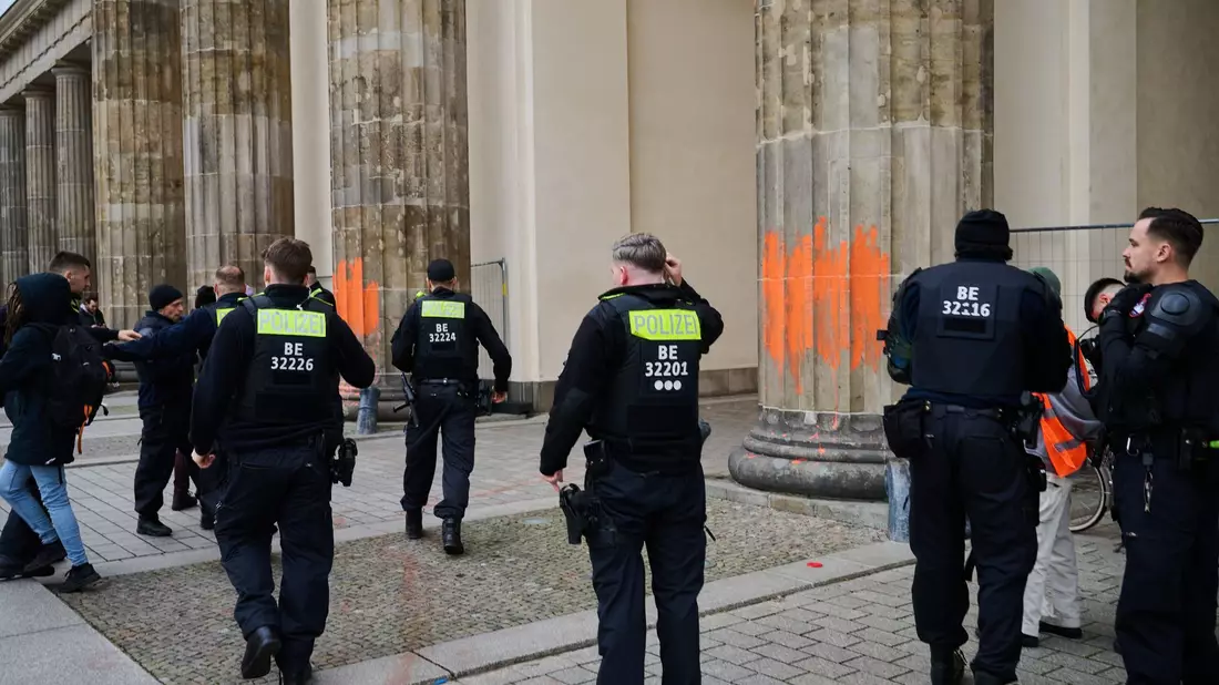 Erneut ist das Brandenburger Tor mit Farbe beschmiert worden. - Bild: Annette Riedl/dpa
