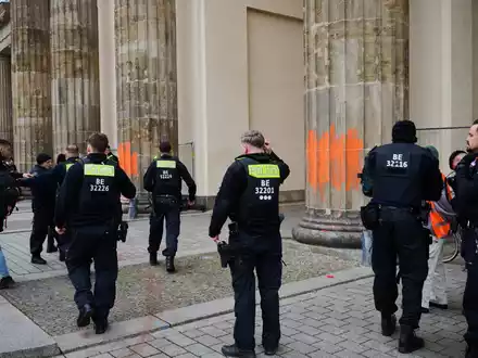 Erneut ist das Brandenburger Tor mit Farbe beschmiert worden. - Foto: Annette Riedl/dpa