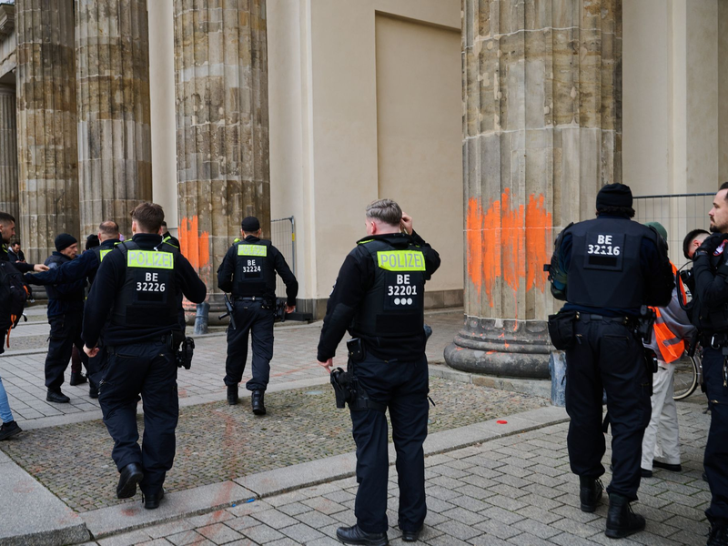 Erneut ist das Brandenburger Tor mit Farbe beschmiert worden. - Foto: Annette Riedl/dpa