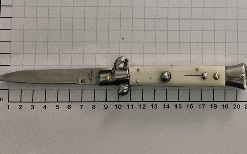 BPOL NRW: Zugbegleiterin beleidigt und geschubst - Bundespolizei leitet Ermittlungsverfahren ein und stellt Springmesser sicher - Foto: presseportal.de